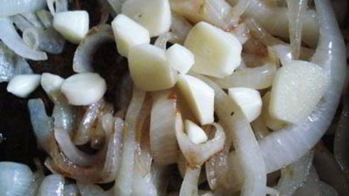 курица с черносливом и изюмом