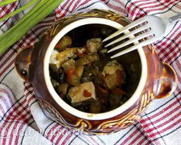 Курица с овощами в горшочках