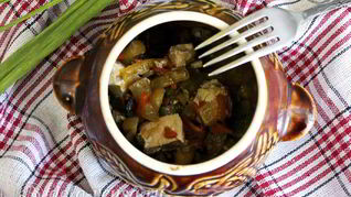 Курица с овощами в горшочках