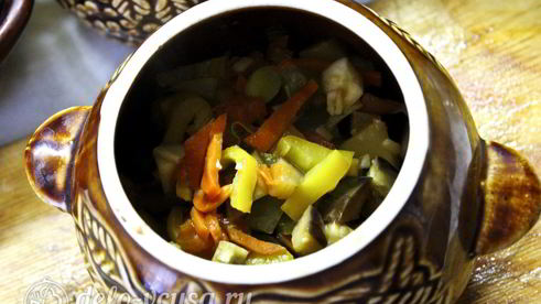 курица с овощами в горшочках