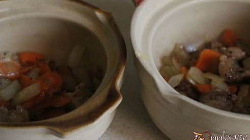 курица с репой в горшочках