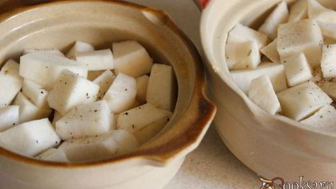 курица с репой в горшочках