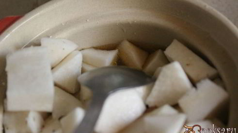 курица с репой в горшочках