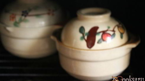 курица с репой в горшочках