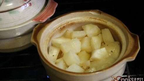 курица с репой в горшочках