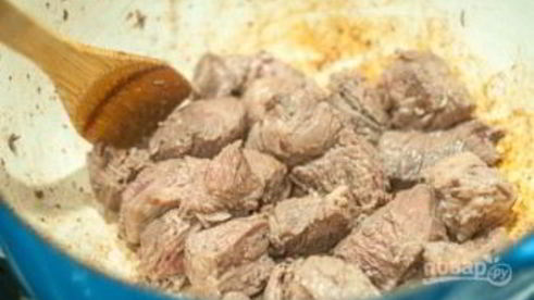 мясо, тушенное с грибами