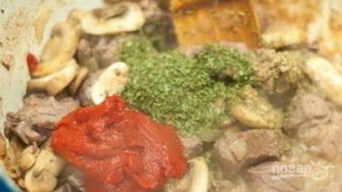 мясо, тушенное с грибами