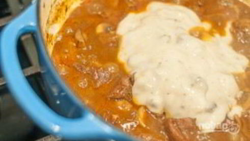 мясо, тушенное с грибами