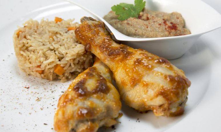 Рецепт острых куриных голеней с грибным рисом и соусом из шампиньонов