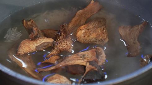 острые куриные голени с грибным рисом и соусом из шампиньонов