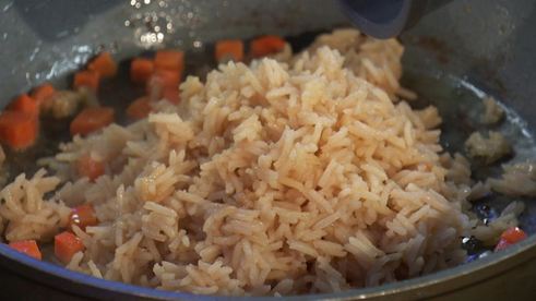 острые куриные голени с грибным рисом и соусом из шампиньонов