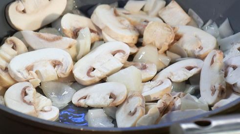 острые куриные голени с грибным рисом и соусом из шампиньонов