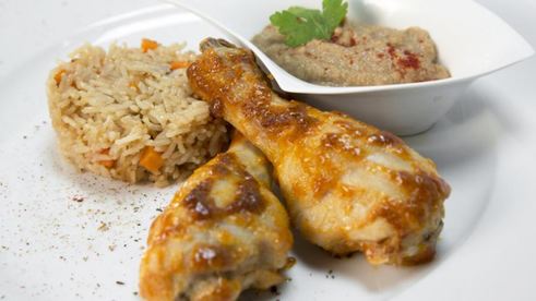 острые куриные голени с грибным рисом и соусом из шампиньонов