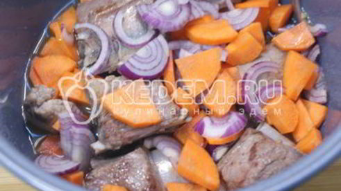 ребрышки тушеные в мультиварке с мякотью помидора