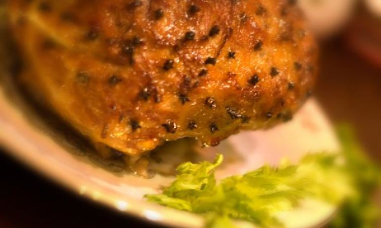 Рецепт свиного окорока со сладкой корочкой с гвоздикой