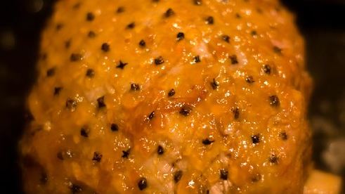 свиной окорок со сладкой корочкой с гвоздикой