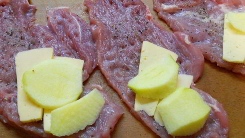 свиные отбивные кармашки с сыром и яблоками