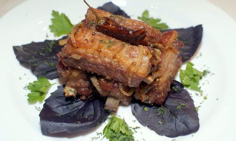 Рецепт свиных ребрышек жареных с луком