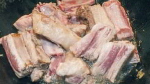 свиные ребрышки жареные с луком