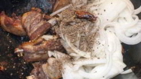 свиные ребрышки жареные с луком