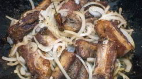 свиные ребрышки жареные с луком