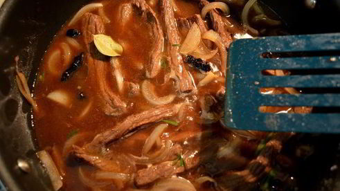 тушеная говядина с вялеными помидорами