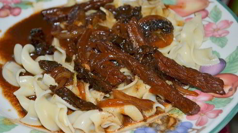 тушеная говядина с вялеными помидорами