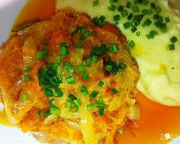 Тушеная курица с овощной подливкой