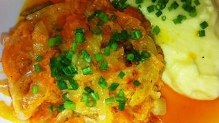 Тушеная курица с овощной подливкой