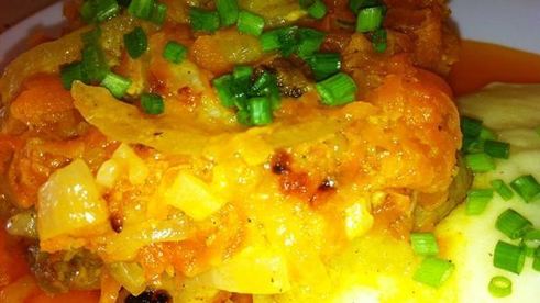 тушеная курица с овощной подливкой