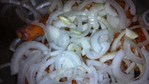 тушеная курица с овощной подливкой