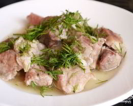 Тушеная свинина с луком