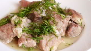 Тушеная свинина с луком