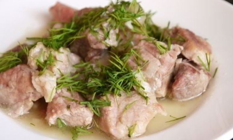 Рецепт тушеной свинины с луком