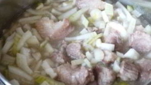 тушеная свинина с луком