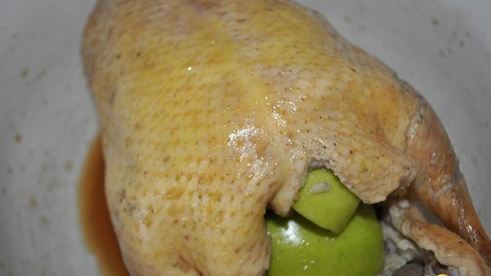 утка с яблоками, запеченная в рукаве