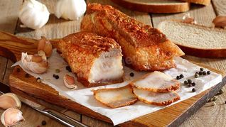 Вареное в мультиварке сало в луковой шелухе