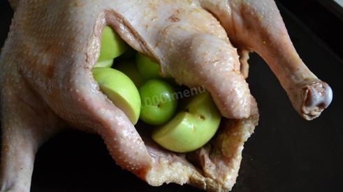 запеченный гусь с яблоками и алычой в духовке