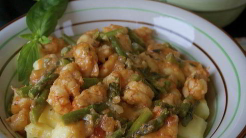 ньокки с креветками и спаржей