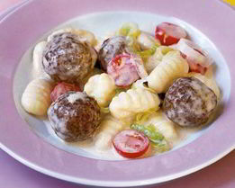 Ньокки с мясными шариками и помидорами