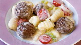 Ньокки с мясными шариками и помидорами