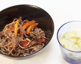 Острая гречневая лапша с говядиной и соевым соусом