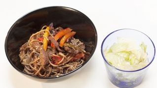 Острая гречневая лапша с говядиной и соевым соусом