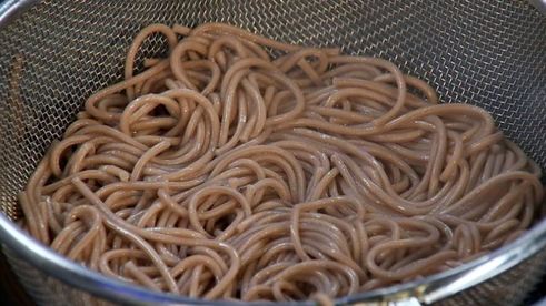 острая гречневая лапша с говядиной и соевым соусом