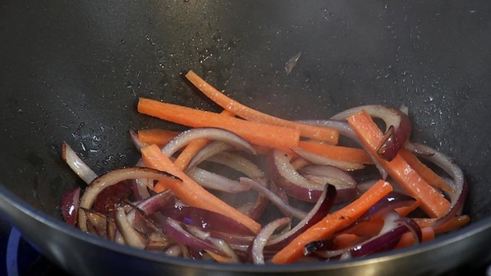 острая гречневая лапша с говядиной и соевым соусом