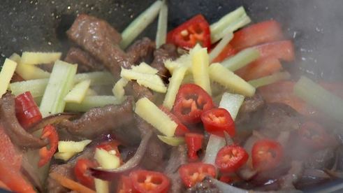 острая гречневая лапша с говядиной и соевым соусом