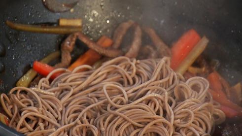 острая гречневая лапша с говядиной и соевым соусом