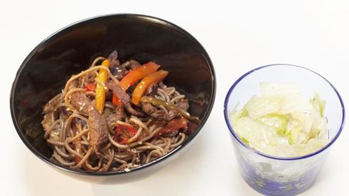 острая гречневая лапша с говядиной и соевым соусом