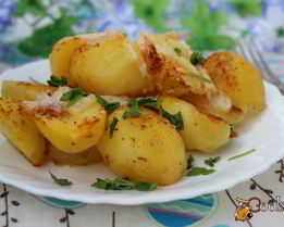 Ароматный картофель, запеченный с моцареллой