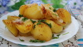 Ароматный картофель, запеченный с моцареллой